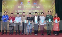 Anh Bùi Quang Huy tặng quà các gương mặt trẻ tiêu biểu năm 2020. Ảnh: Dương Triều