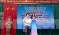 Chị Nguyễn Mỹ Linh - Phó Bí thư Thường trực Tỉnh Đoàn, Chủ tịch Hội đồng Đội tỉnh Thái Nguyên tặng Bằng khen Tỉnh Đoàn Thái Nguyên cho học sinh Nguyễn Thị Lan Anh.