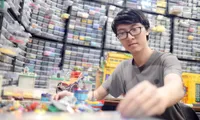 Chàng trai Việt &apos;đóng&apos; tàu Hoàng Sa, Trường Sa từ mô hình Lego, tri ân ngư dân bám biển