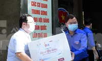 Anh Nguyễn Anh Tuấn và các đoàn viên thanh niên chuyển các thùng quà lên xe đến với các vùng dịch. Ảnh: Xuân Tùng