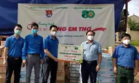 Nhiều phần quà chia sẻ cùng em thơ trong khu cách ly ở Điện Biên