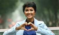 Hoa hậu H&apos;hen Niê hồi hộp lần đầu livestream giới thiệu, bán nông sản