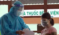 Các tình nguyện viên chương trình ATM nhân lực tiêm vắc xin hỗ trợ người dân tiêm chủng.