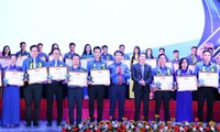 Giải thưởng "15 tháng 10" năm 2021 tuyên dương 65 cá nhân tiêu biểu. (Trong ảnh, các cá nhân nhận giải thưởng năm 2020). Ảnh: Xuân Tùng