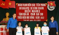 Đoàn Thanh niên Báo Tiền Phong tặng quà thiếu nhi có hoàn cảnh khó khăn