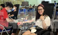 Sinh viên Bách Khoa Hà Nội quét mã QR đăng ký hiến máu gieo hy vọng, lan tỏa Chủ nhật Đỏ