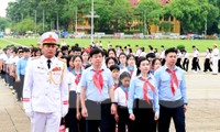Đoàn đại biểu Phiên họp giả định &apos;Quốc hội trẻ em&apos; viếng Lăng Chủ tịch Hồ Chí Minh