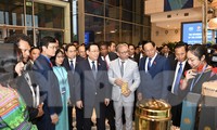 Khai mạc triển lãm ‘Khát vọng Việt Nam’: Quảng bá bản sắc truyền thống và thành tựu công nghệ
