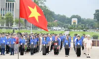 420 đại biểu Đại hội Thanh niên tiên tiến làm theo lời Bác báo công, viếng Lăng Chủ tịch Hồ Chí Minh