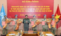 Trao quyết định cho 5 sĩ quan lên đường thực hiện nhiệm vụ gìn giữ hòa bình