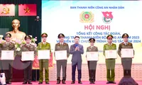 Thanh niên Công an thi đua tình nguyện vì nhân dân phục vụ