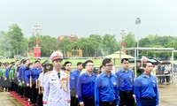 Đoàn hành trình ‘Điện Biên Phủ - Khát vọng non sông’ viếng lăng Chủ tịch Hồ Chí Minh