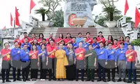 Hành trình Tôi yêu Tổ quốc tôi trao tặng cờ đỏ sao vàng, bản đồ Tự hào một dải non sông tại Hòa Bình