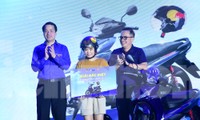 Dự đêm nhạc hội, thanh niên công nhân trúng thưởng xe máy