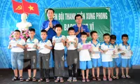 Trung ương Đoàn thăm, tặng quà thanh niên xung phong, thiếu nhi đảo tiền tiêu Bạch Long Vĩ