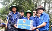 Bí thư thứ nhất T.Ư Đoàn thăm, tặng quà công nhân, thanh niên hỗ trợ dự án đường dây 500kV mạch 3