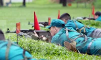 Chiến sĩ dân quân tự vệ thực hành bắn đạn thật
