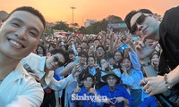 Da LAB &apos;cảm xúc kịch trần bay phất phới&apos;, selfie với khán giả sinh viên bằng điện thoại &apos;lạ&apos;