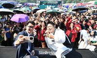 Rapper Phúc Du bùng nổ cùng khán giả với &apos;Next trên con Lexus&apos; và &apos;Yêu anh đi mẹ anh bán bánh mì&apos;