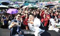 Rapper Phúc Du bùng nổ cùng khán giả với &apos;Next trên con Lexus&apos; và &apos;Yêu anh đi mẹ anh bán bánh mì&apos;