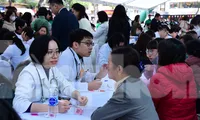 Thầy thuốc trẻ khám sàng lọc, tầm soát ung thư cho người dân ở phố đi bộ Hoàn Kiếm