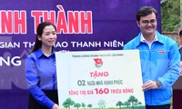 Tặng công trình thắp sáng đường quê, không gian thể thao thanh niên tại Tuyên Quang