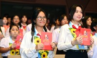 &apos;Ai yêu Bác Hồ Chí Minh hơn thiếu niên nhi đồng&apos;