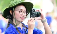 Phía sau chiếc máy ảnh và bông hồng của tình nguyện viên