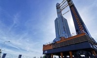 Bức ảnh này được chụp vào ngày 17 tháng 7 năm 2020 cho thấy một tên lửa Trường Chinh-5 đã được chuyển đến trạm phóng Văn Xương ở phía nam tỉnh Hải Nam của Trung Quốc, trước một vụ phóng vệ tinh theo kế hoạch.