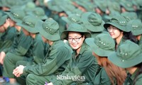Nữ sinh viên trong màu áo lính: Mồ hôi xen lẫn nụ cười