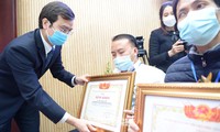 Anh Bùi Quang Huy, Bí thư thường trực T.Ư Đoàn, Chủ tịch T.Ư Hội Sinh viên Việt Nam trao tặng Bằng khen cho các tấm gương người khuyết tật được tôn vinh trong chương trình "Tỏa sáng nghị lực Việt", năm 2021. Ảnh: DƯƠNG TRIỀU