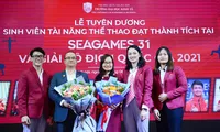 Đại diện các sinh viên, vận động viên được tuyên dương tặng hoa tri ân Ban Giám hiệu trường ĐH Kinh tế - ĐHQG Hà Nội.