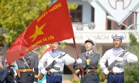 Hàng trăm sinh viên lần đầu hát Quốc ca ở Trường Sa