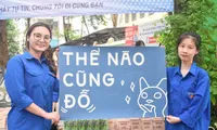 Tình nguyện viên Thủ đô sẵn sàng ô che, áo mưa đón thí sinh