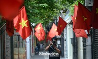 Con đường rợp bóng cờ được nhiều bạn trẻ chọn làm điểm đến trong những ngày này.