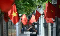 Con đường rợp bóng cờ được nhiều bạn trẻ chọn làm điểm đến trong những ngày này.