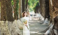Hàng trăm bạn trẻ đổ về con phố lãng mạn nhất Thủ đô để &apos;check-in&apos;