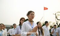 Đoàn Hành trình &apos;Sinh viên với khát vọng non sông&apos; dâng hương tại chiến trường Điện Biên Phủ