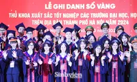 Hà Nội ghi danh sổ vàng 100 thủ khoa xuất sắc năm 2024: Tôn vinh tài năng trẻ, nâng bước phát triển Thủ đô