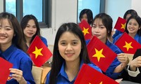 Gửi trọn tình yêu nước qua từng mũi len: Tuổi trẻ Học viện Hành chính lan tỏa yêu thương bằng những điều giản dị 