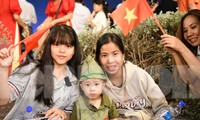 Người dân đổ về trung tâm TPHCM giữ chỗ chờ đại tiệc ánh sáng