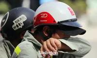 Mưu sinh dưới nắng lửa: Người trẻ Thủ đô ‘oằn mình’ giữa trời 40 độ C