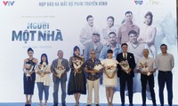 Diễn viên Vân Dung lần đầu &apos;bị đánh&apos; trong phim: ‘Người một nhà’