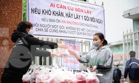 Tình nguyện viên tặng suất ăn miễn phí cho người có hoàn cảnh khó khăn