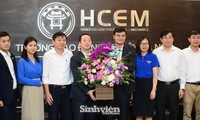 Lãnh đạo T.Ư Đoàn thăm, chúc mừng tập thể giáo viên trường CĐ Cơ điện Hà Nội