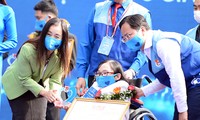 Cô giáo “xương thủy tinh” nhận giải thưởng Tình nguyện Quốc gia
