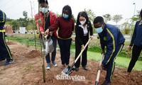 Sinh viên, giảng viên Học viện Nông nghiệp Việt Nam hưởng ứng trồng 5.000 cây xanh