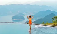 Cựu hoa khôi trường ĐH Ngoại thương khoe hình ảnh “chu du khắp nơi“