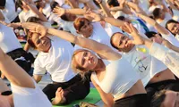 Hơn 1.000 người đồng diễn yoga bên bờ biển Nha Trang