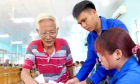 'Có thanh niên hỗ trợ, hết sợ viết sai giấy tờ'